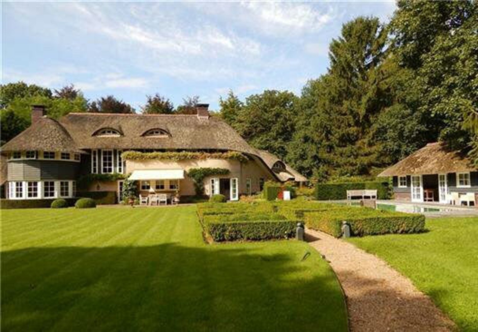 Landhuisvilla met rieten kap in Brasschaat