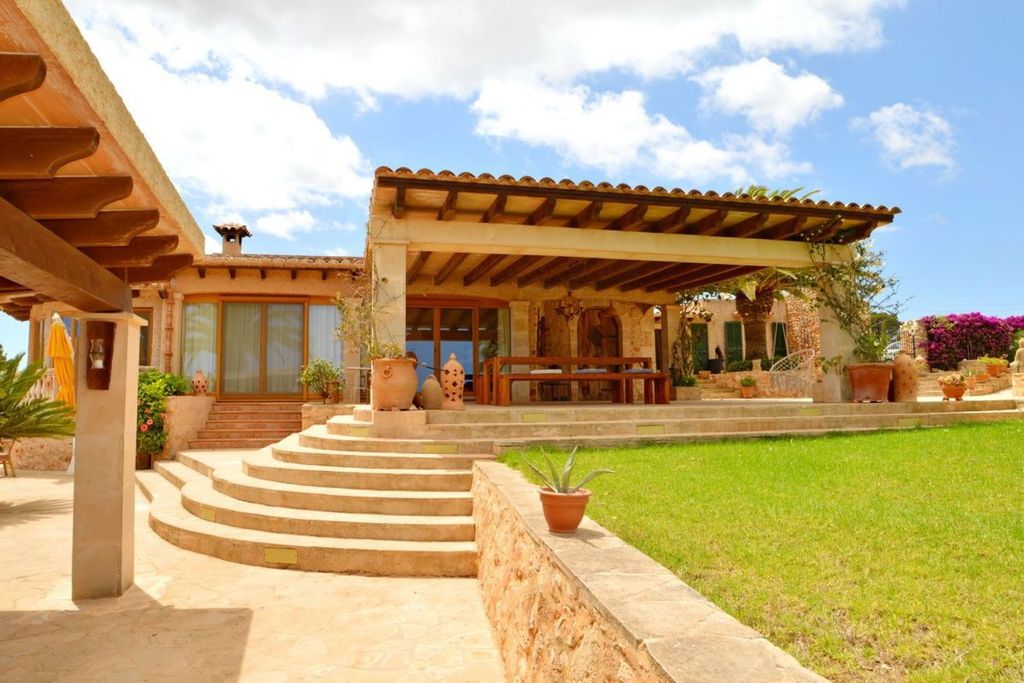 Overdekte veranda en tuin van de finca